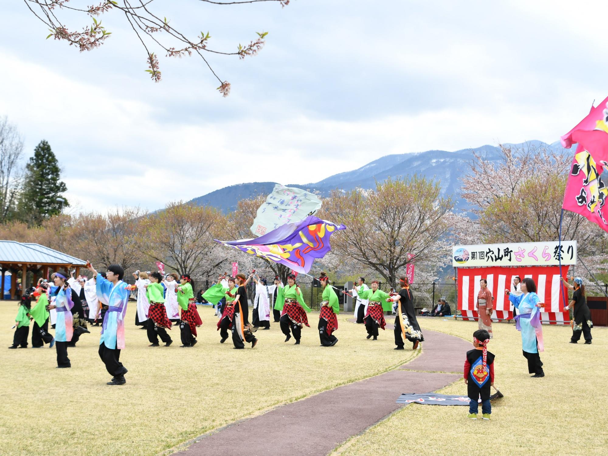 穴山町さくら祭のよさこいの様子