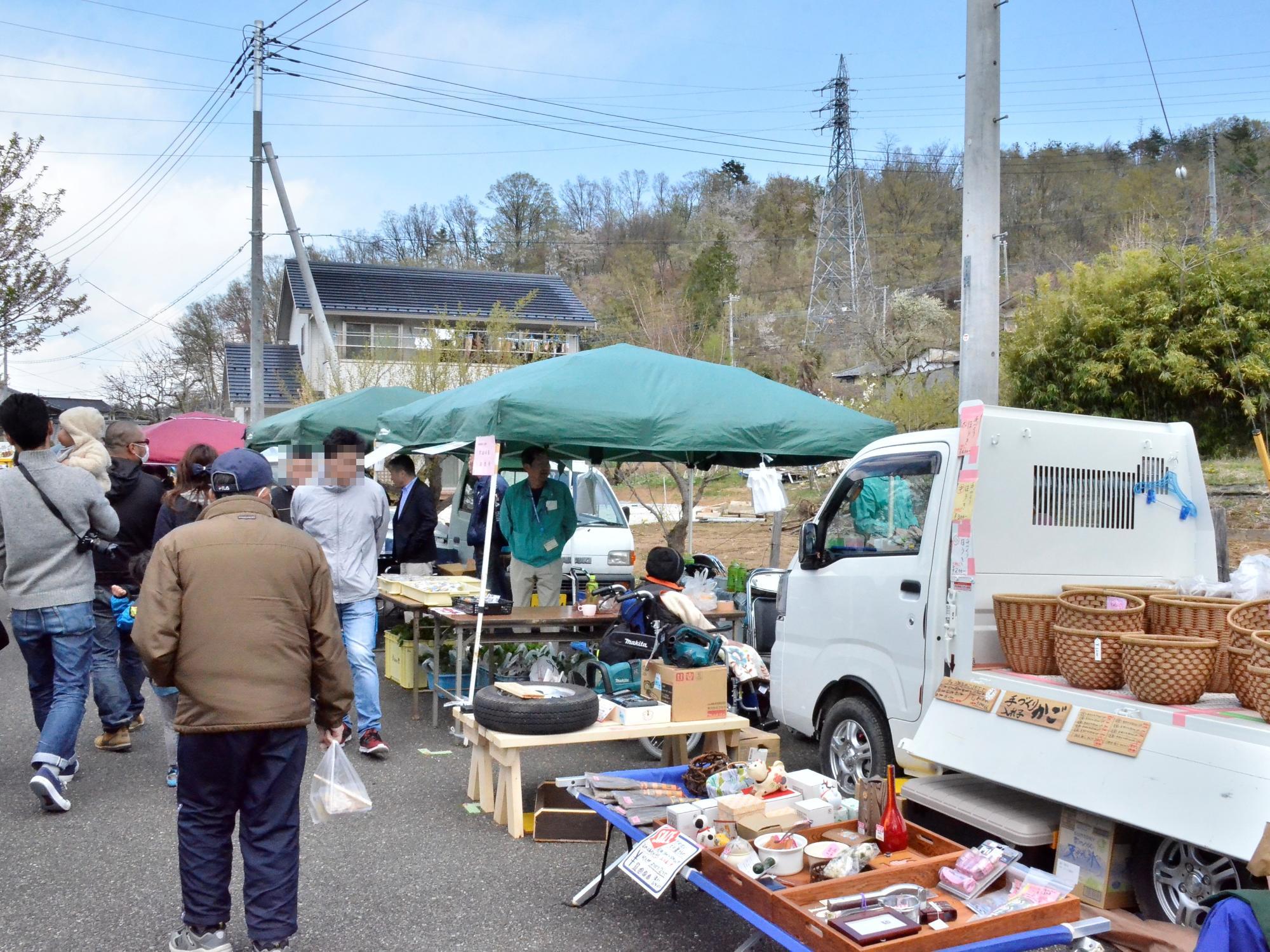 穴山町さくら祭の出店の様子