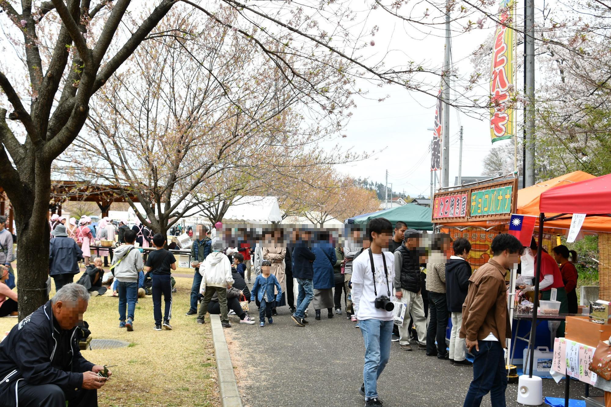 穴山さくら祭の出店の様子