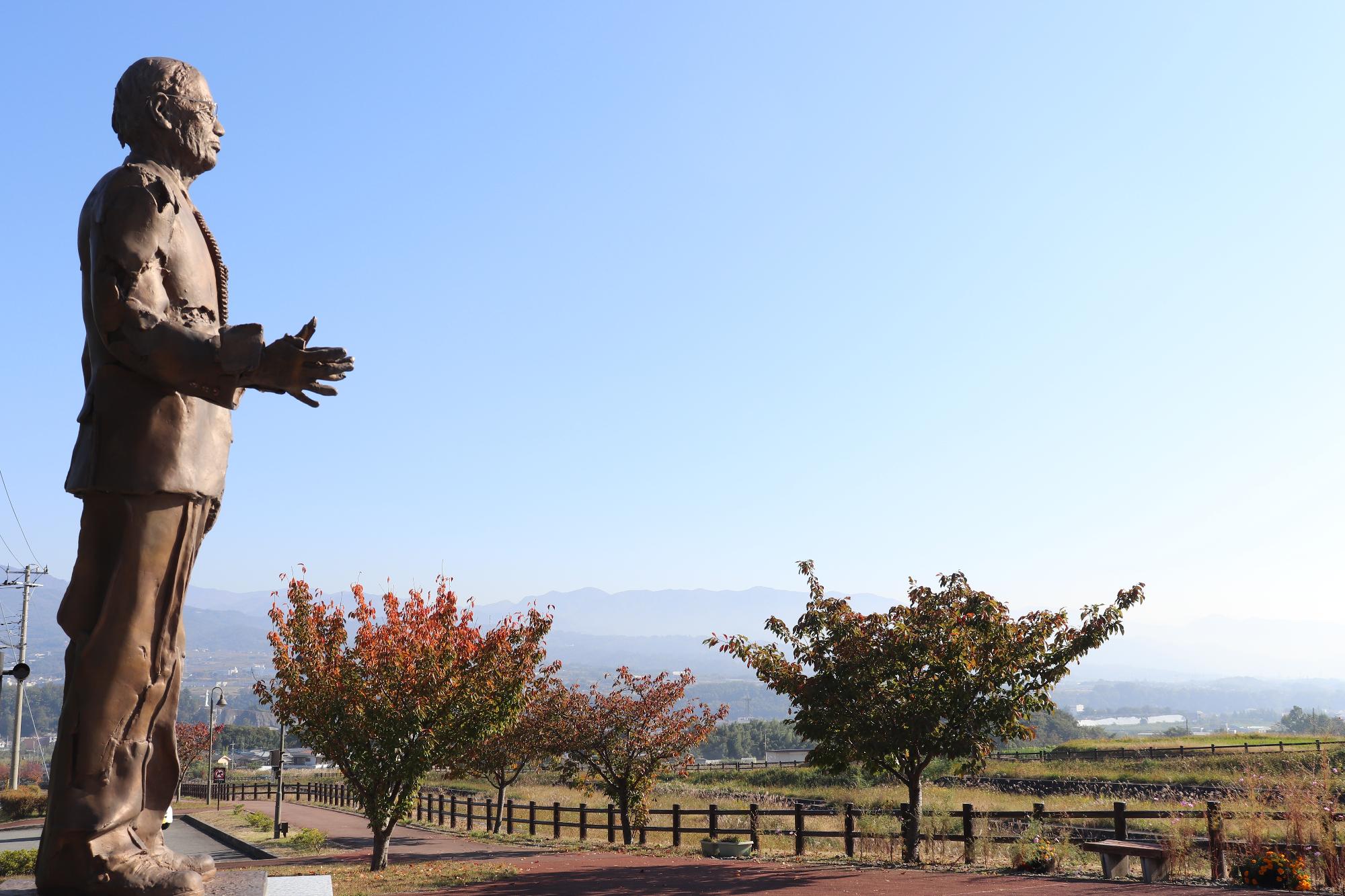 幸福の小径の紅葉と大村智博士の銅像