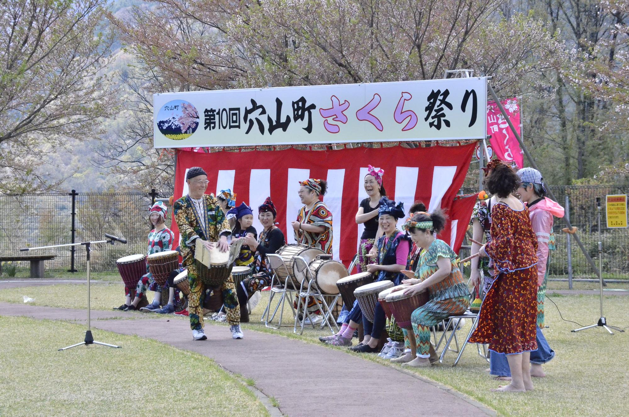 穴山町さくら祭りの演奏会の様子