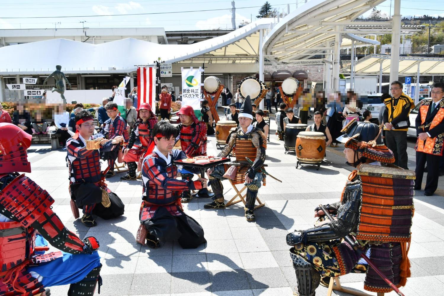 信玄公まつりん韮崎駅前出陣式