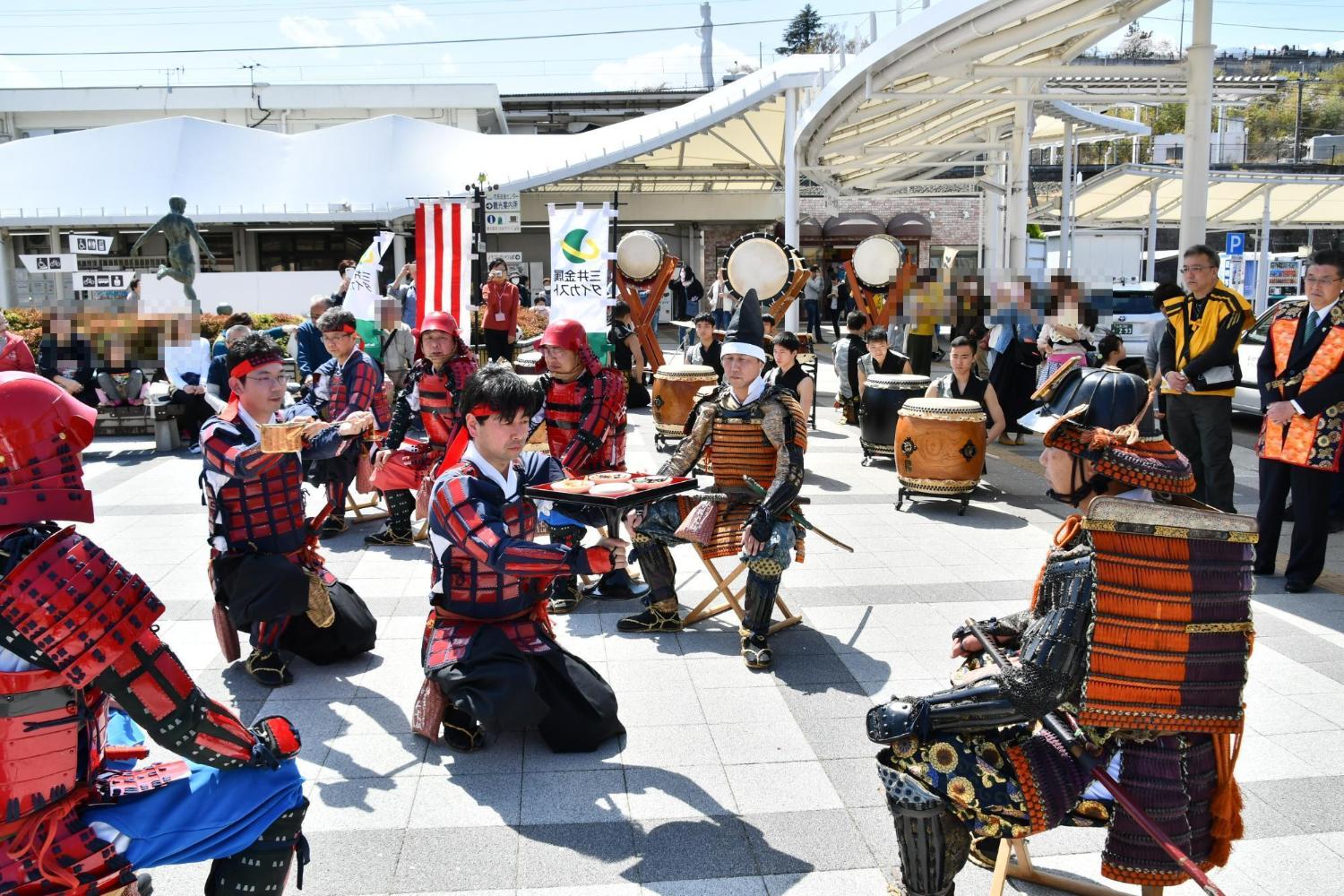 信玄公まつりん韮崎駅前出陣式