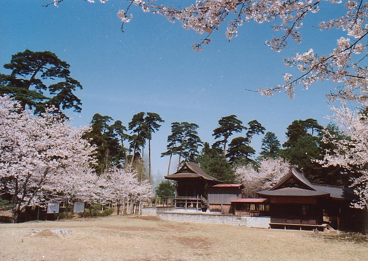新府城跡 本丸付近に建つ藤武神社